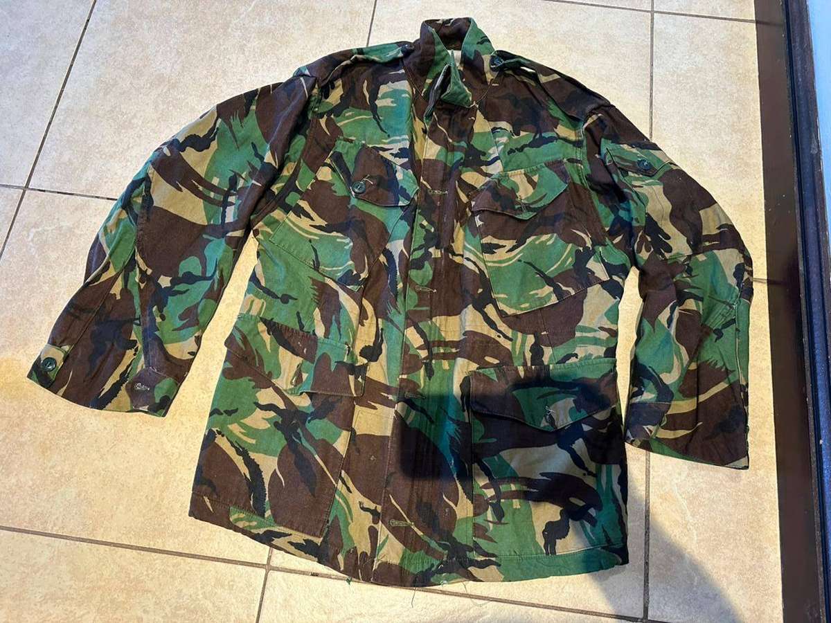 British DPM camo jacket,size medium. Measures 54 cm armpit to armpit. Used but good condition. Zippe
