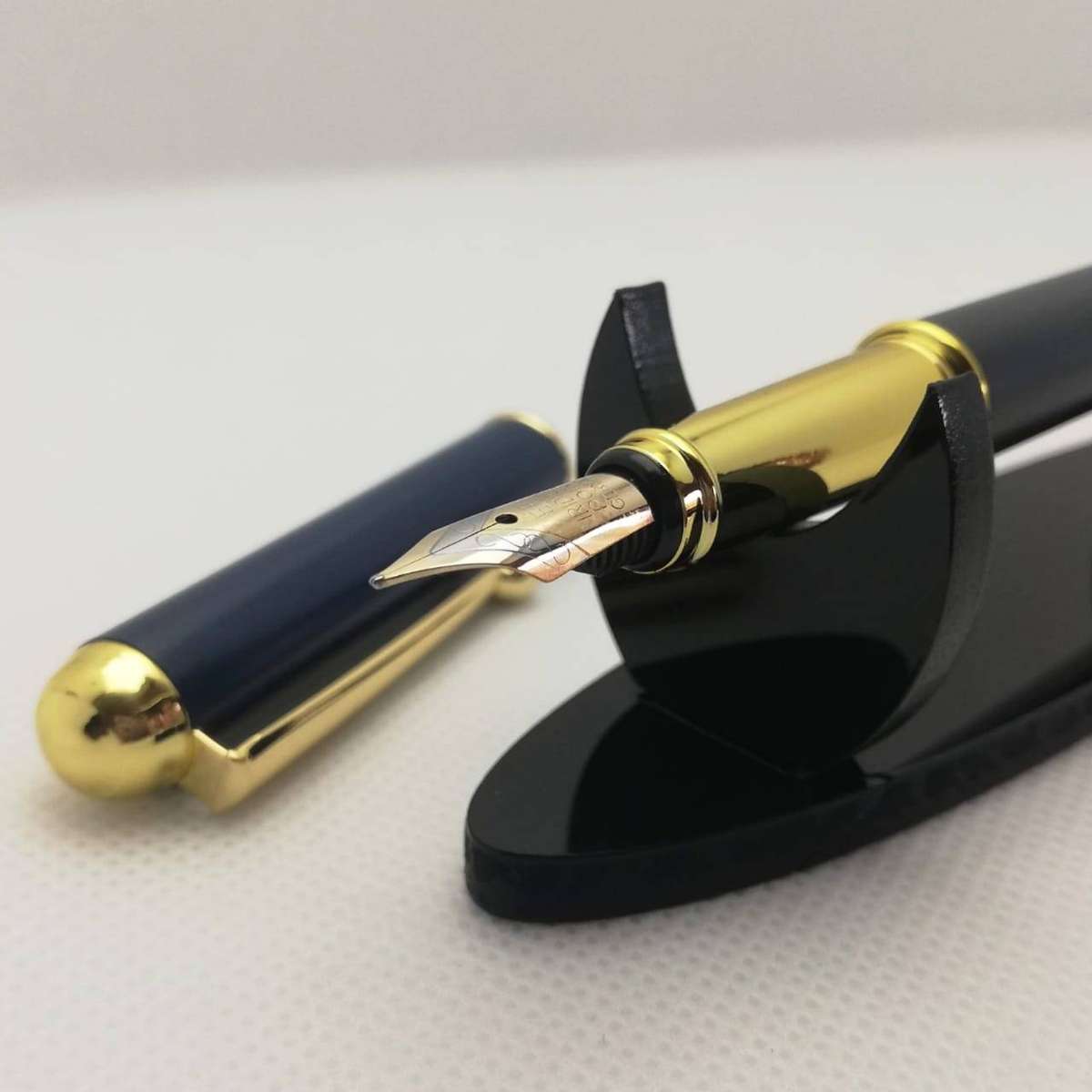 Metal Fountain Pen with Acrylic Case + 10 Black Ink Refills - 0.5 mm Fine-Nib, Blue