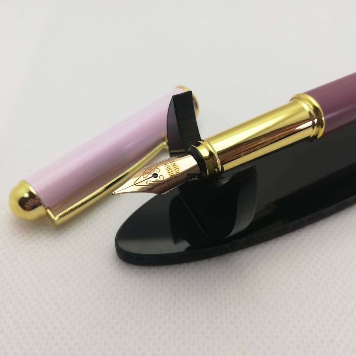 Metal Fountain Pen with Acrylic Case + 10 Black Ink Refills - 0.5 mm Fine-Nib, Pink