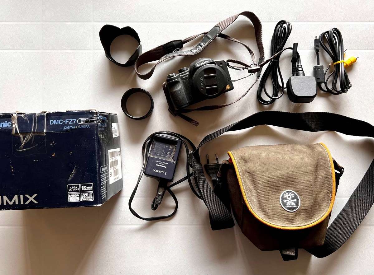 Panasonic Lumix DMC-FZ7 Digital Camera Kit