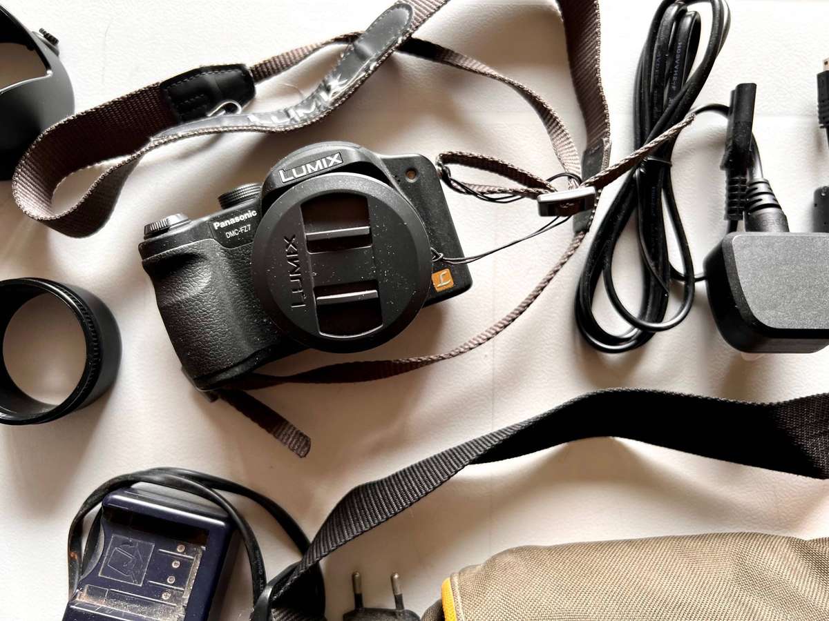 Panasonic Lumix DMC-FZ7 Digital Camera Kit
