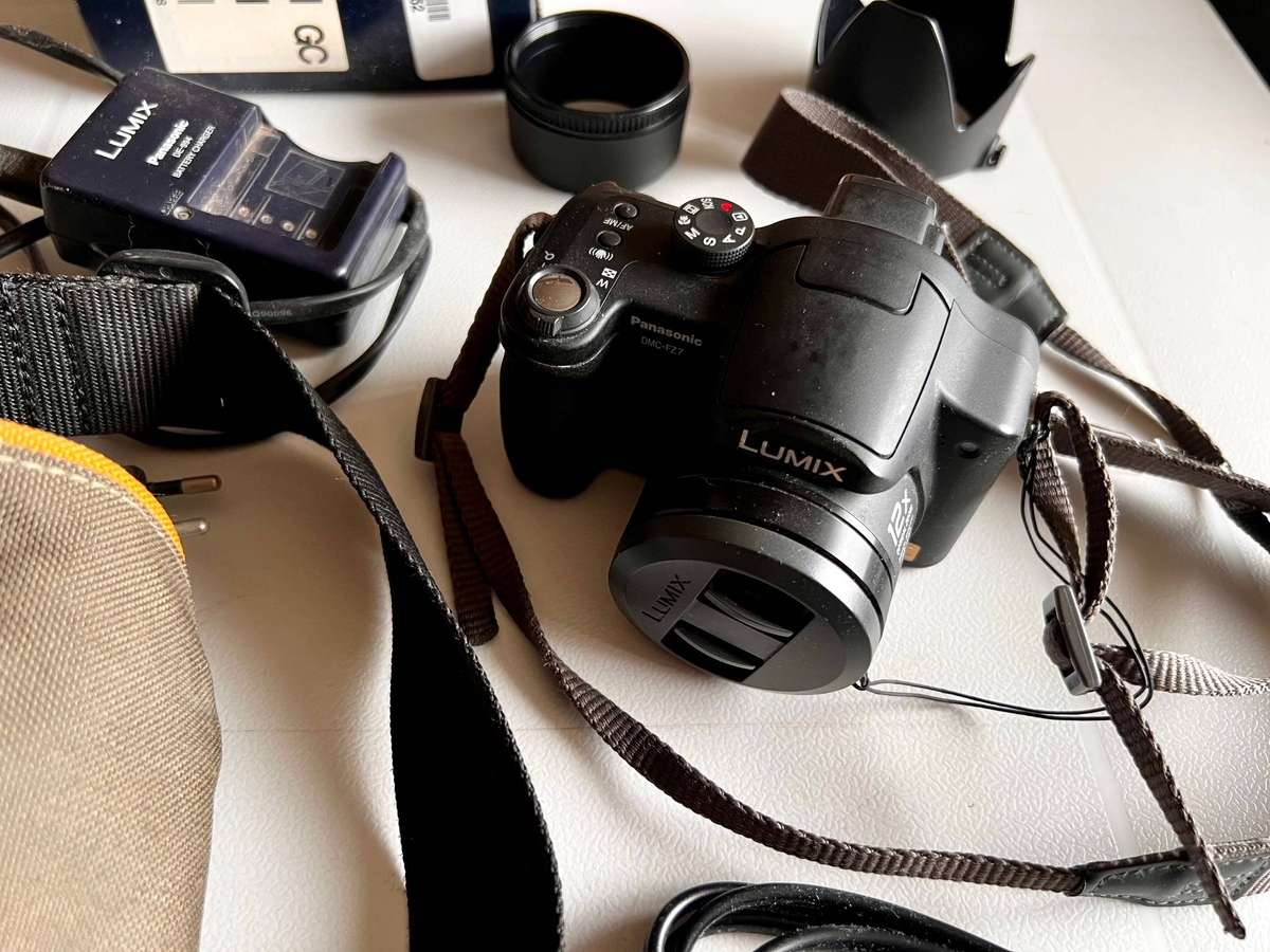 Panasonic Lumix DMC-FZ7 Digital Camera Kit