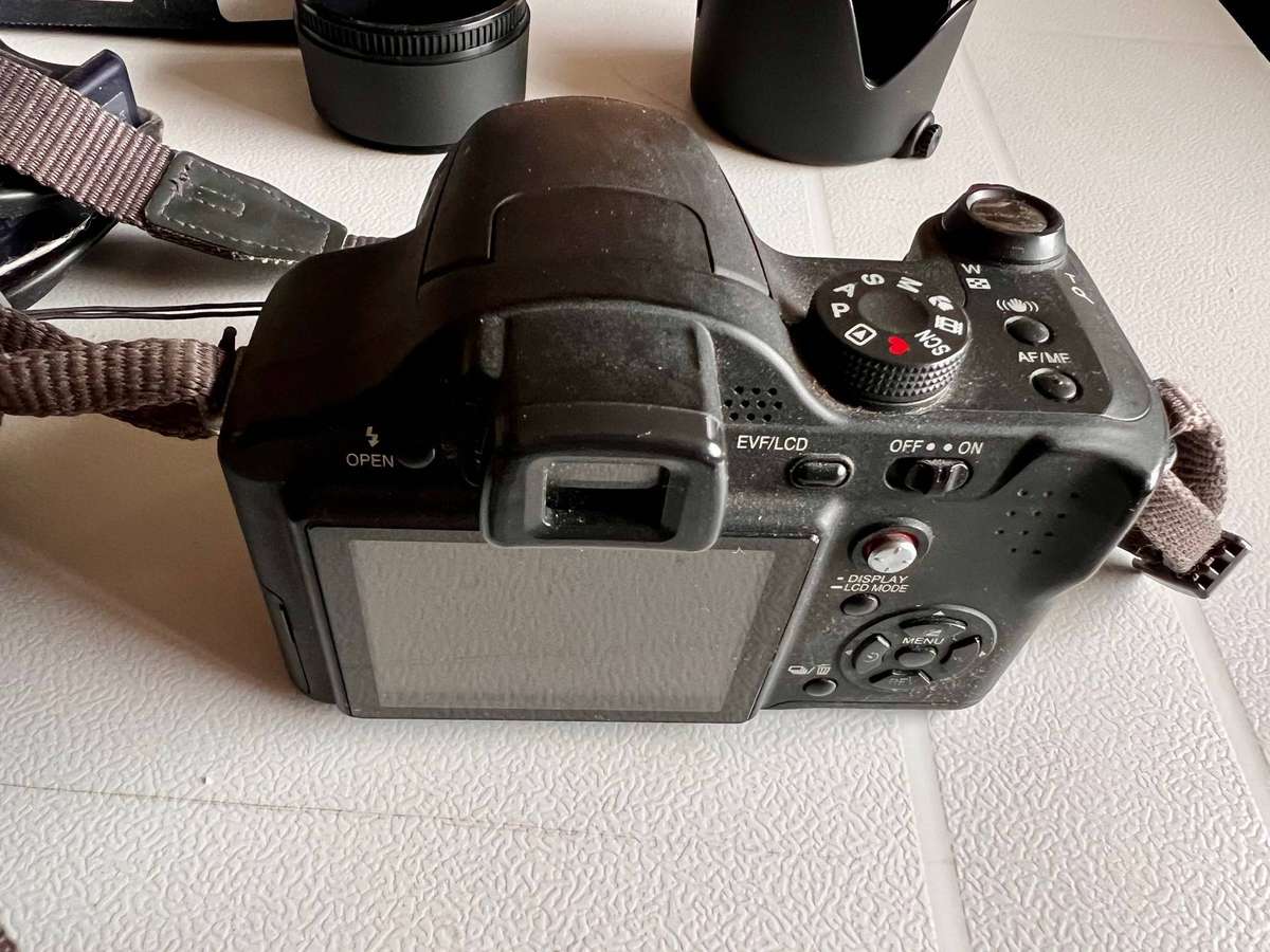 Panasonic Lumix DMC-FZ7 Digital Camera Kit