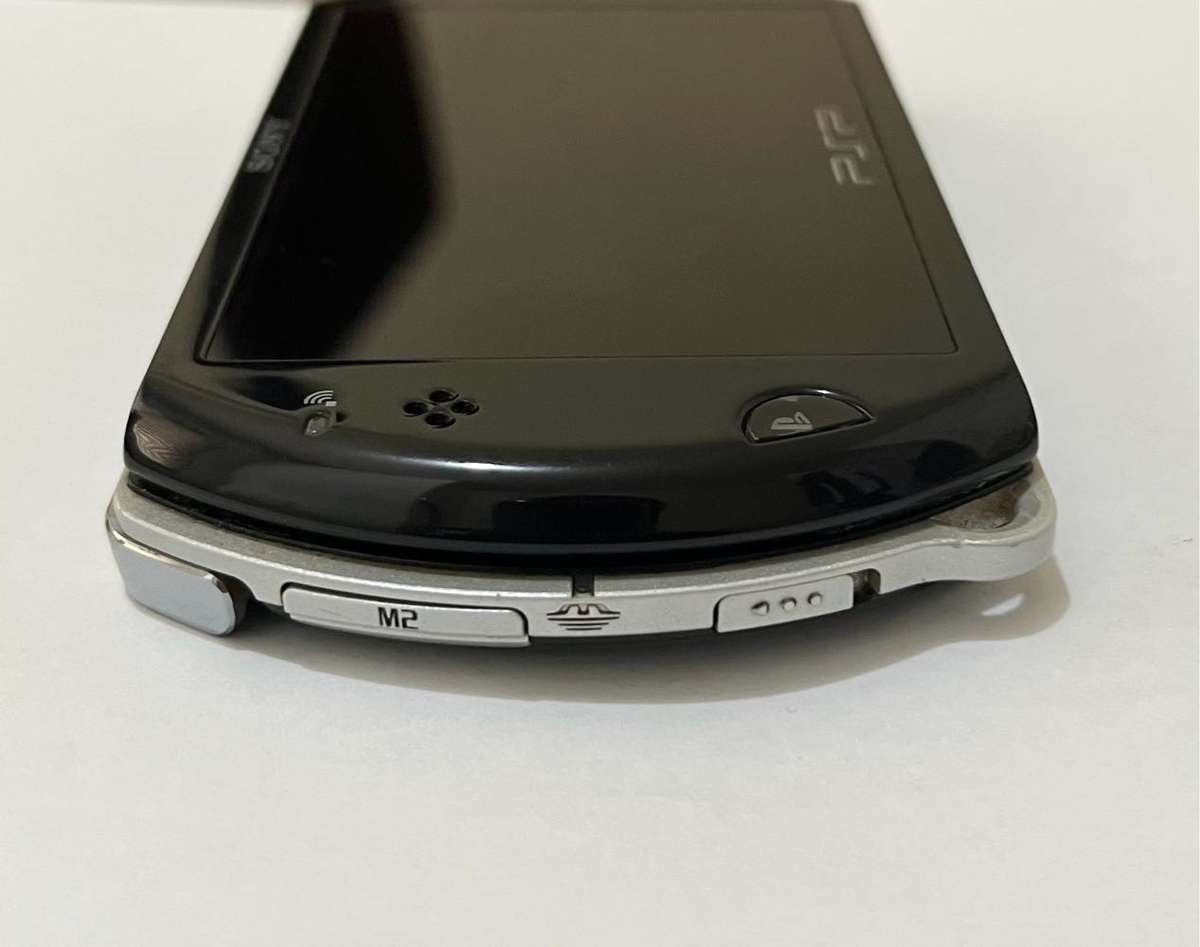 Sony PSP Go - 16GB + Charge Cable