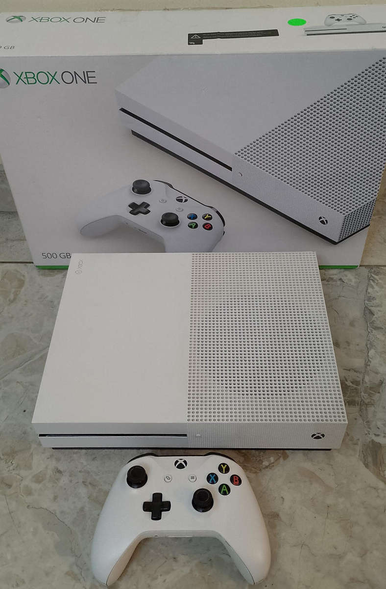 Xbox One S 500GB Console + FIFA 18