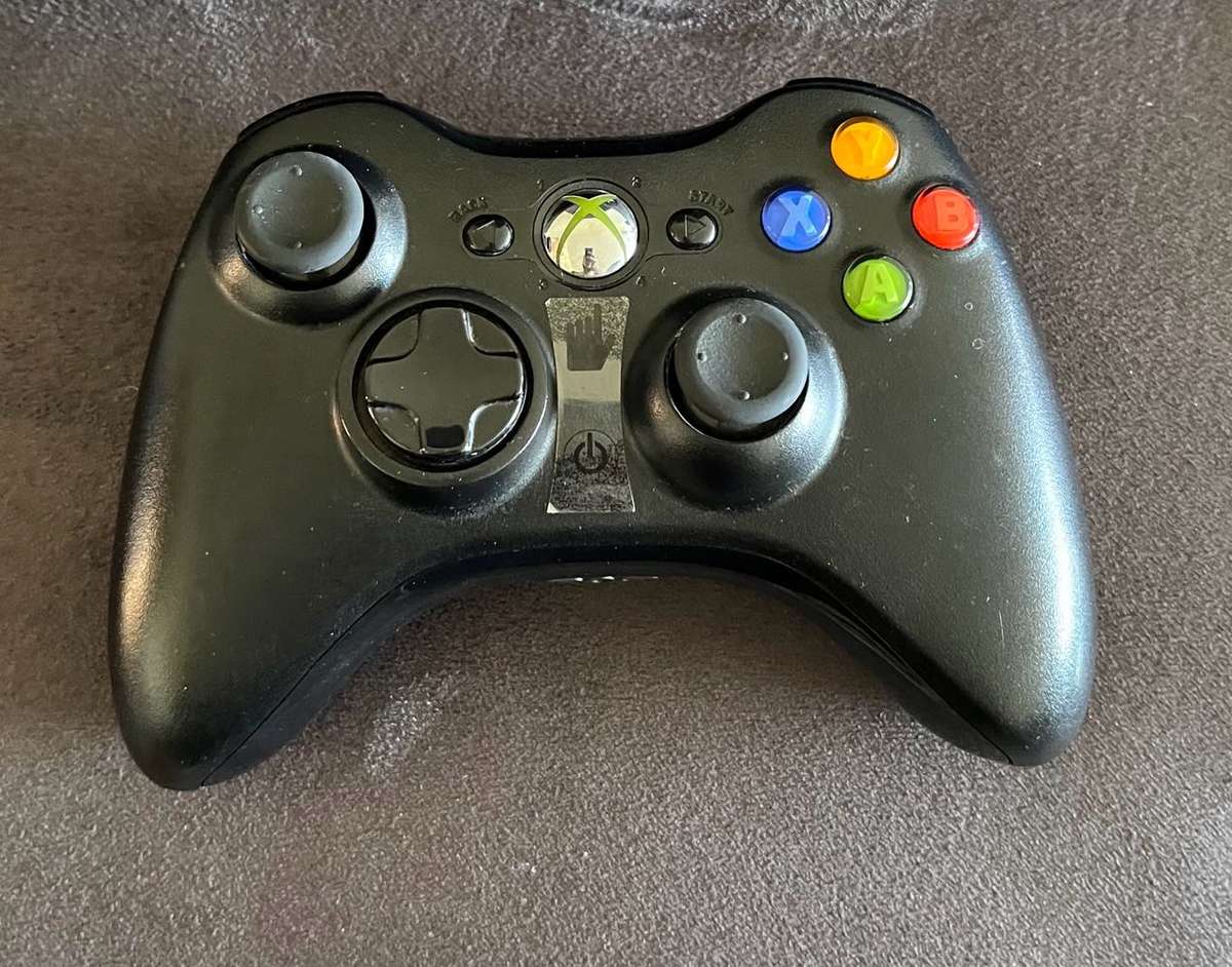 Xbox 360 E - 500GB + 2 Games + Original Controller