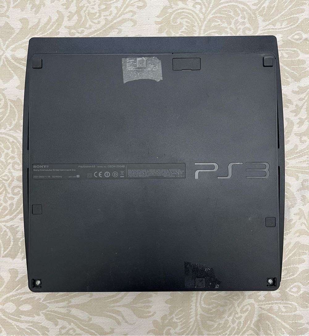 PS3 Slim (320GB) + 1 Game