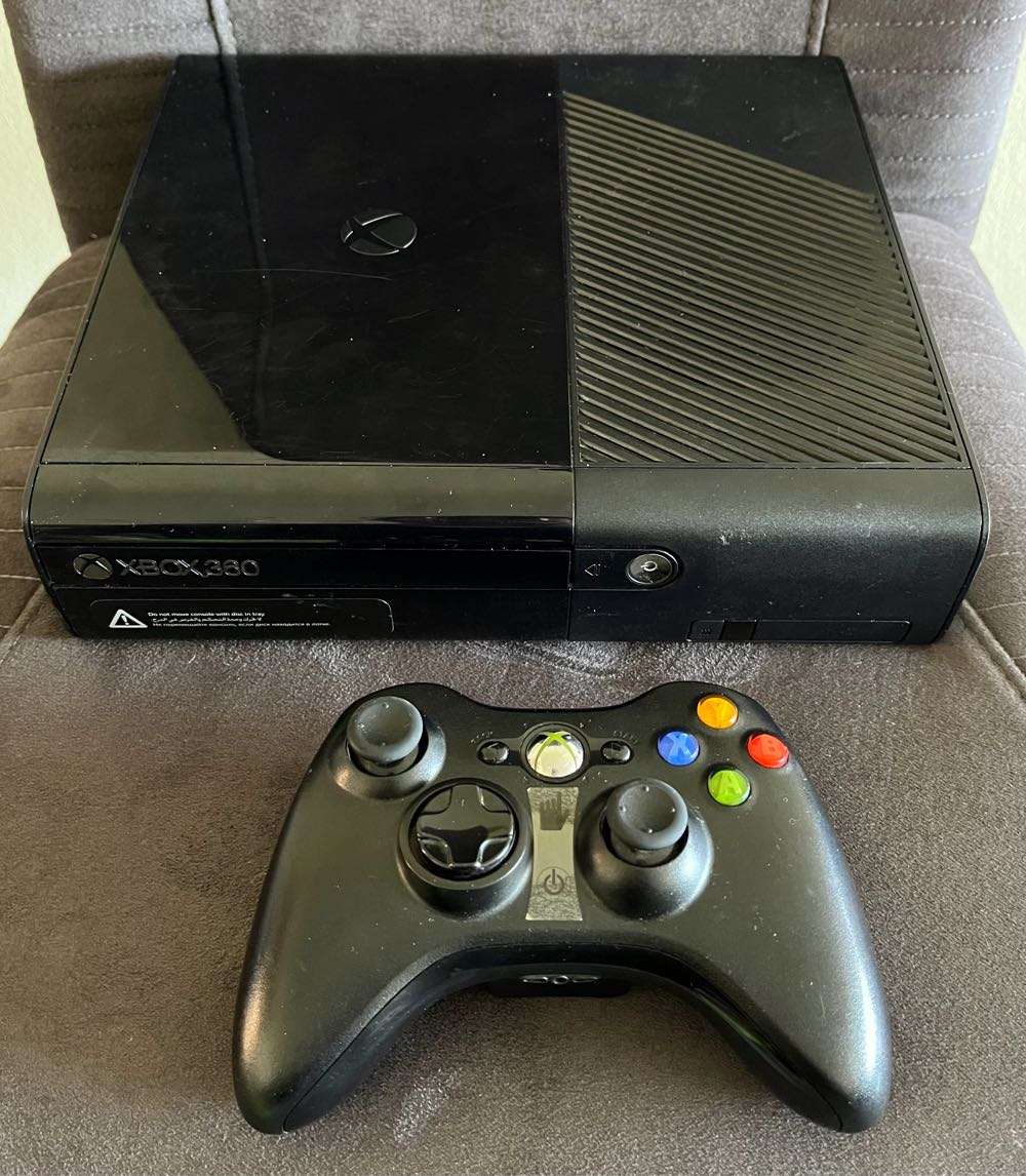 Xbox 360 E - 500GB + 2 Games + Original Controller