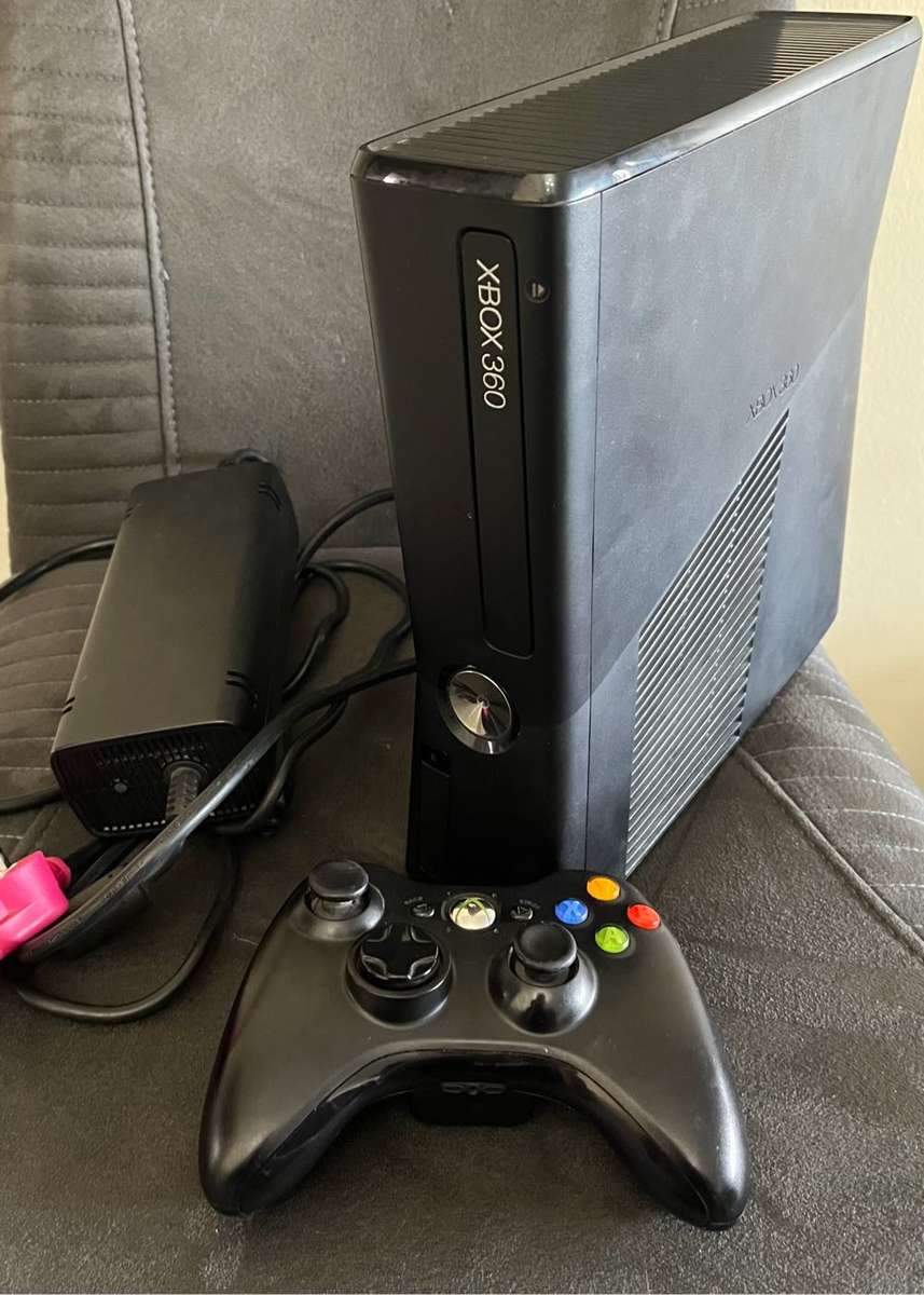 Xbox 360 S - 250GB + 1 Game