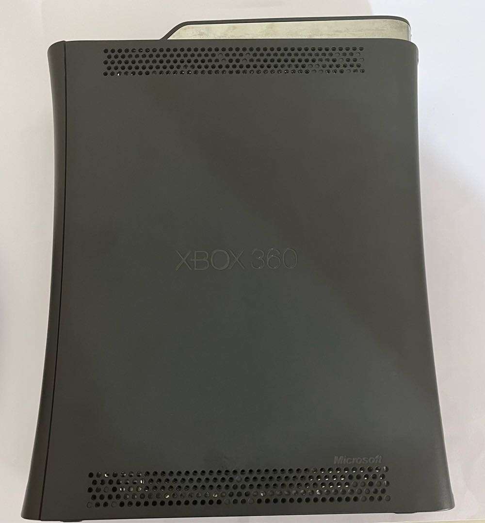 Xbox 360 Elite - 120GB + Box and Accessories