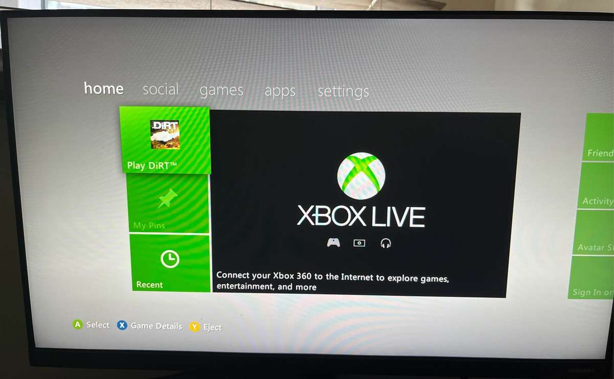 Xbox 360 S - 250GB + 1 Game