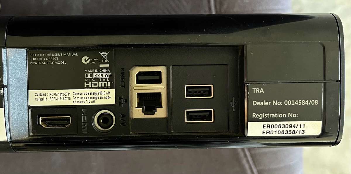 Xbox 360 E - 500GB + 2 Games + Original Controller