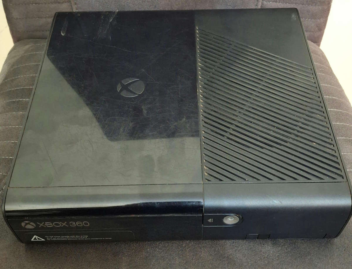 Xbox 360 E - 500GB + 4 Games