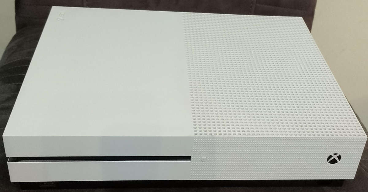 Xbox One S 500GB Console + FIFA 18