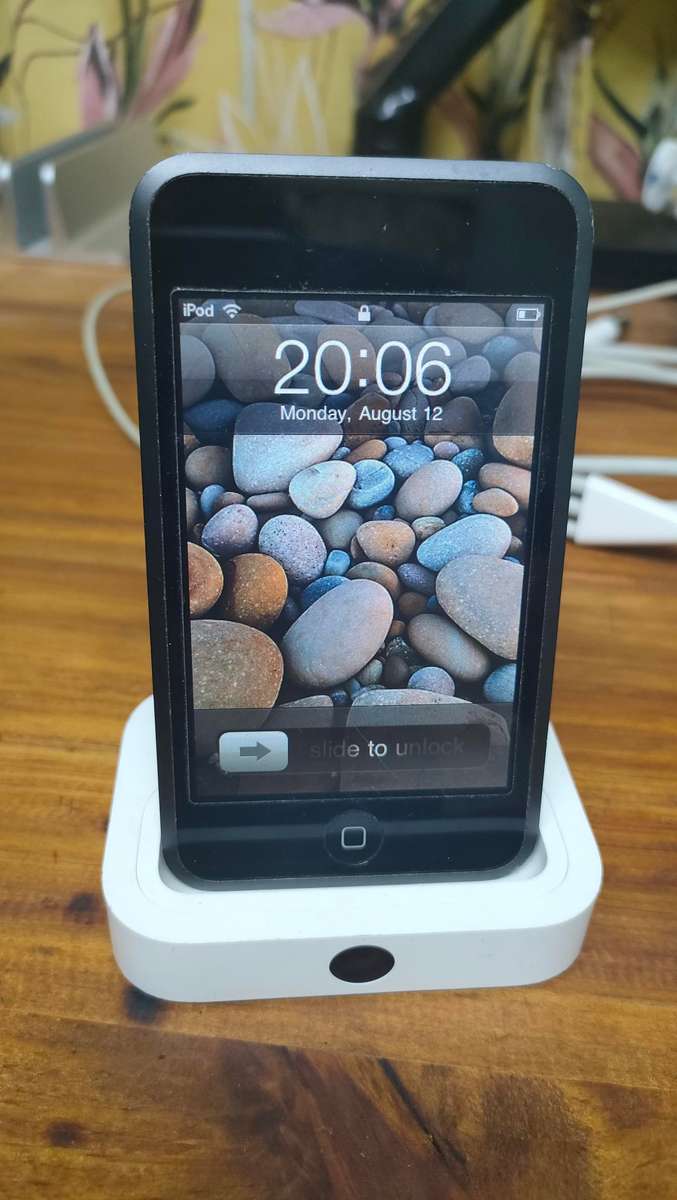 Ipod touch 32gb with docking station