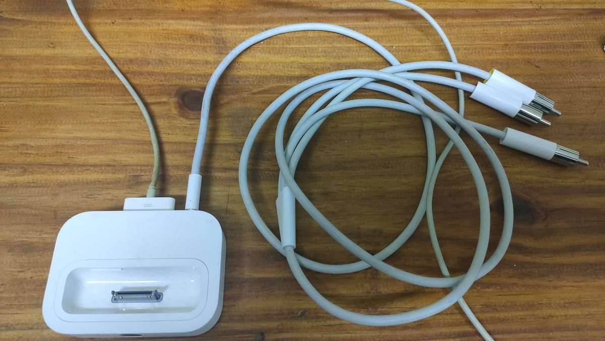 Ipod touch 32gb with docking station