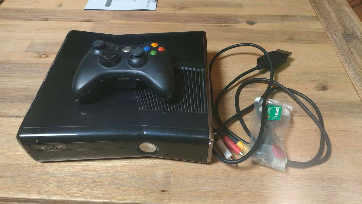 Xbox 360 Bundle which Includes Kinect Sensor