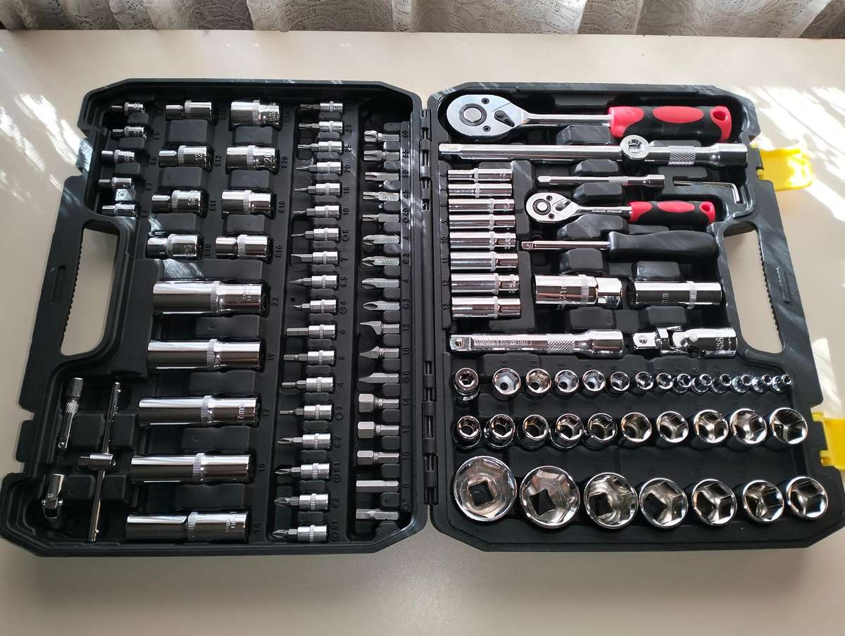 108 pieces 1/4" & 1/2"DR. Socket & bit set