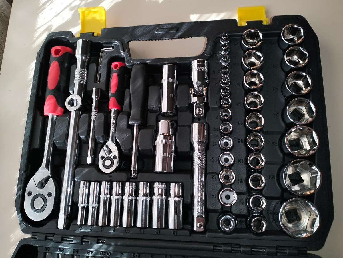 108 pieces 1/4" & 1/2"DR. Socket & bit set