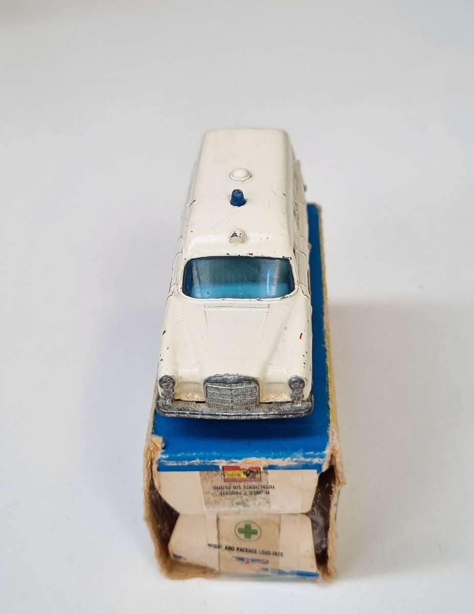 Matchbox Lesney 3c Mercedes Ambulance Original Box