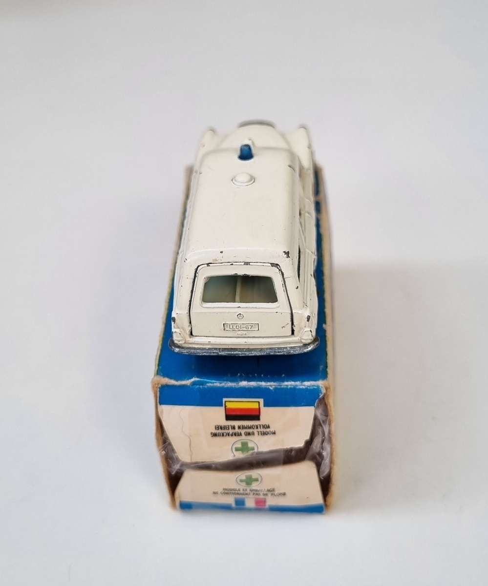 Matchbox Lesney 3c Mercedes Ambulance Original Box