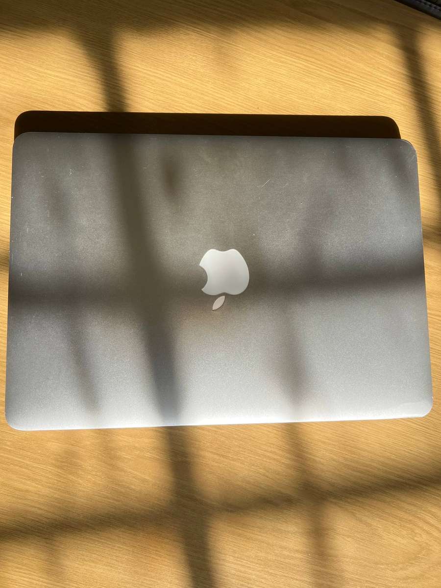 Apple MacBook Pro A1502 13.3" macOS Monterey RETINA Core i5 2.6GHz 8GB RAM