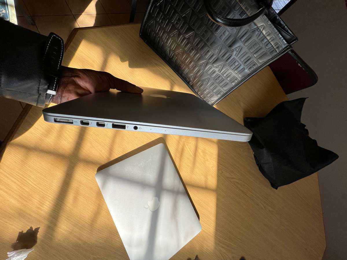 Apple MacBook Pro A1502 13.3" macOS Monterey RETINA Core i5 2.6GHz 8GB RAM