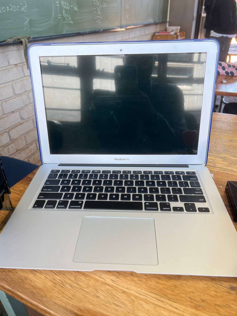 MacBook Air Model A1466 Intel Core i5 4GB RAM 256GB SSD Mac OS Ventura