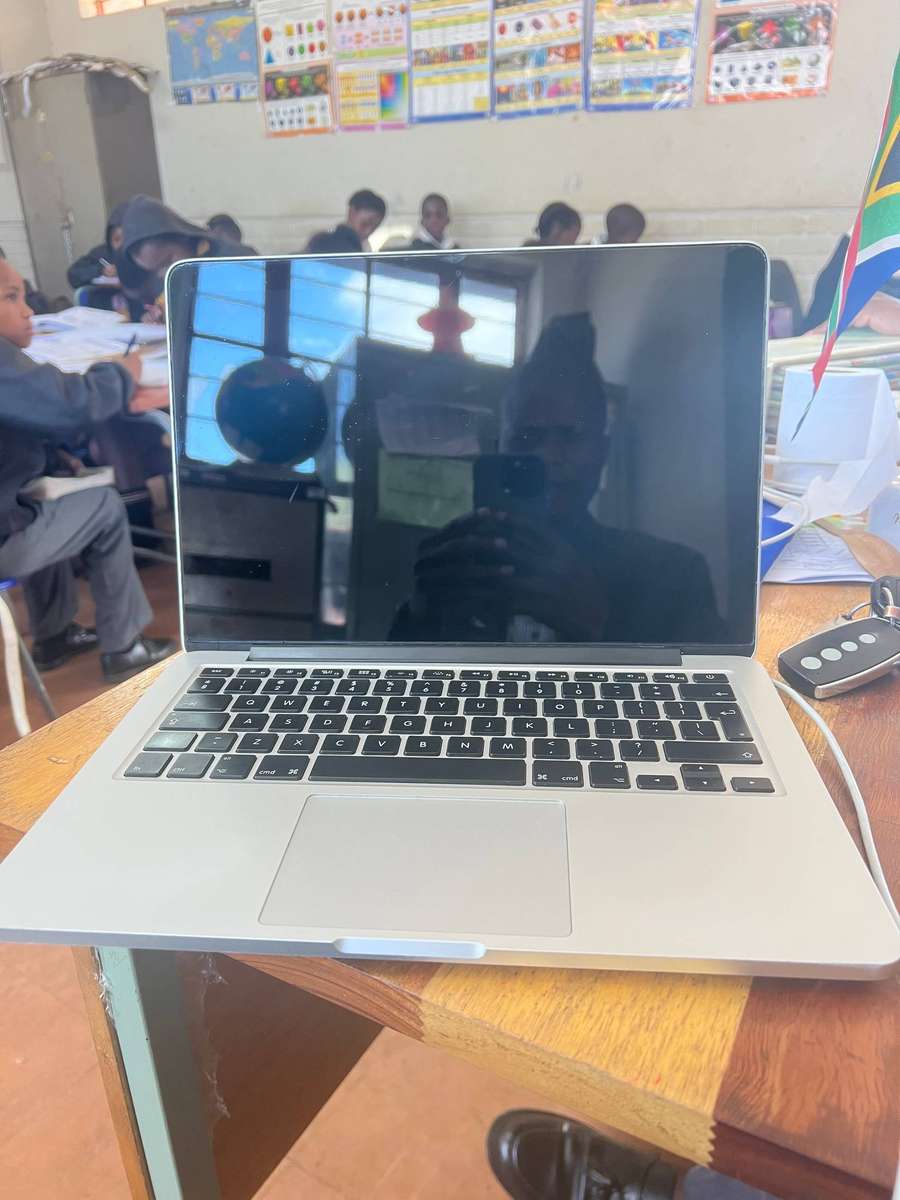 Apple MacBook Pro A1502 13.3" macOS Monterey RETINA Core i5 2.6GHz 8GB RAM