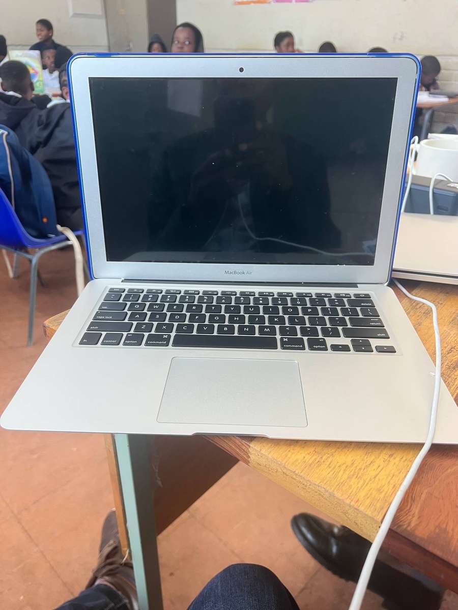 MacBook Air Model A1466 Intel Core i5 4GB RAM 256GB SSD Mac OS Ventura
