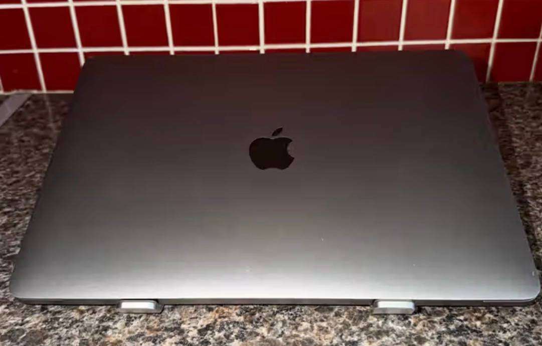 GREAT DEAL: Macbook Pro 2017, 128GB, 8GB 2133Mhzz, 2.3Ghz Dual Core Intel Core i5