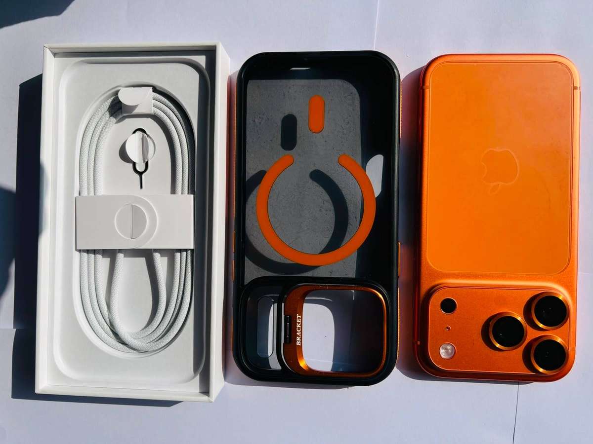 Final offer: Apple iPhone 17 Pro 256GB Cosmic Orange see all pictures for free Extras.