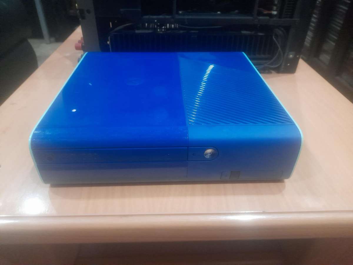 XBOX 360 E BLUE SPECIAL EDITION | 500GB HDD