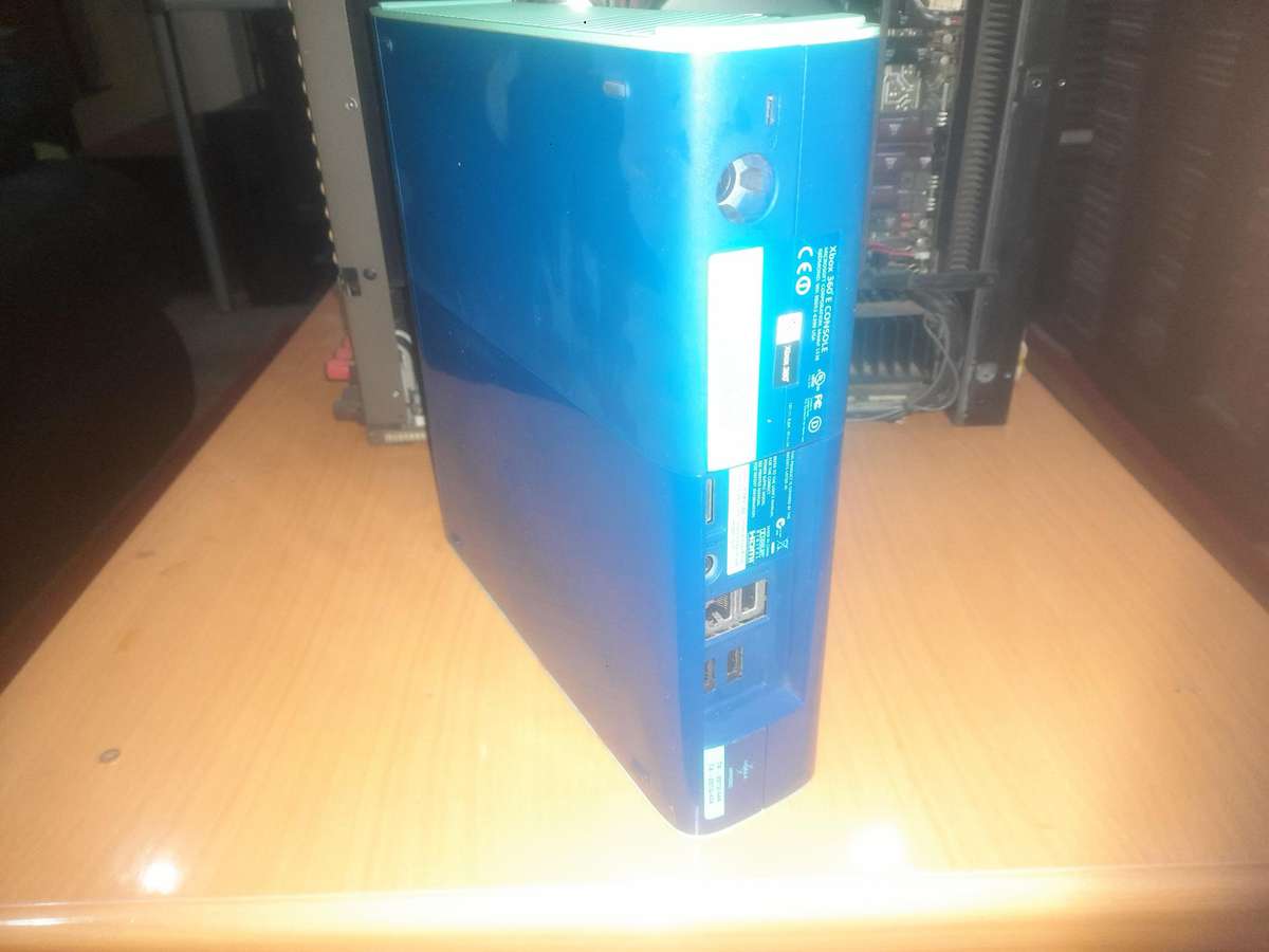 XBOX 360 E BLUE SPECIAL EDITION | 500GB HDD