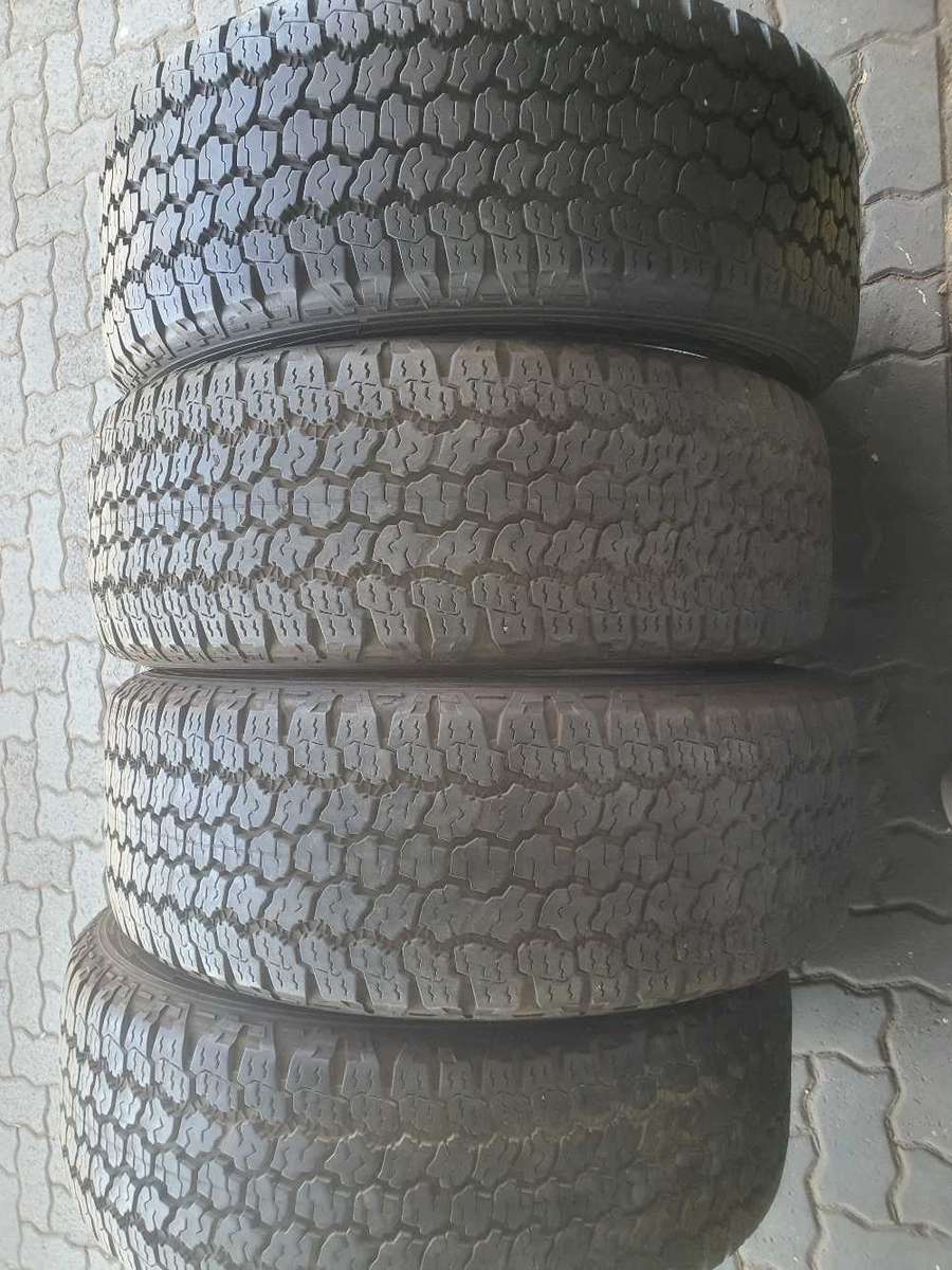 255/60/20 Goodyear Wranglar AT. Very good condition