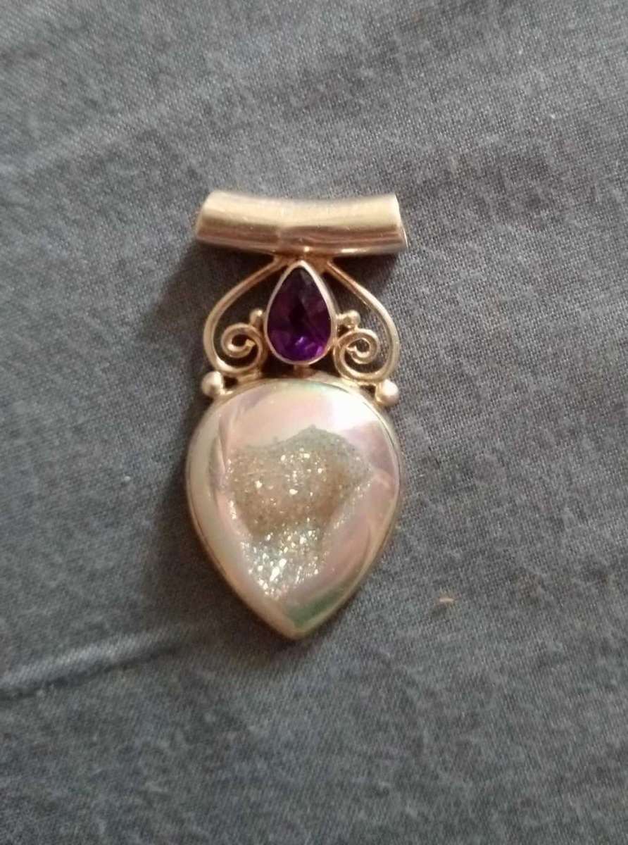 18k white gold pendant with amethyst