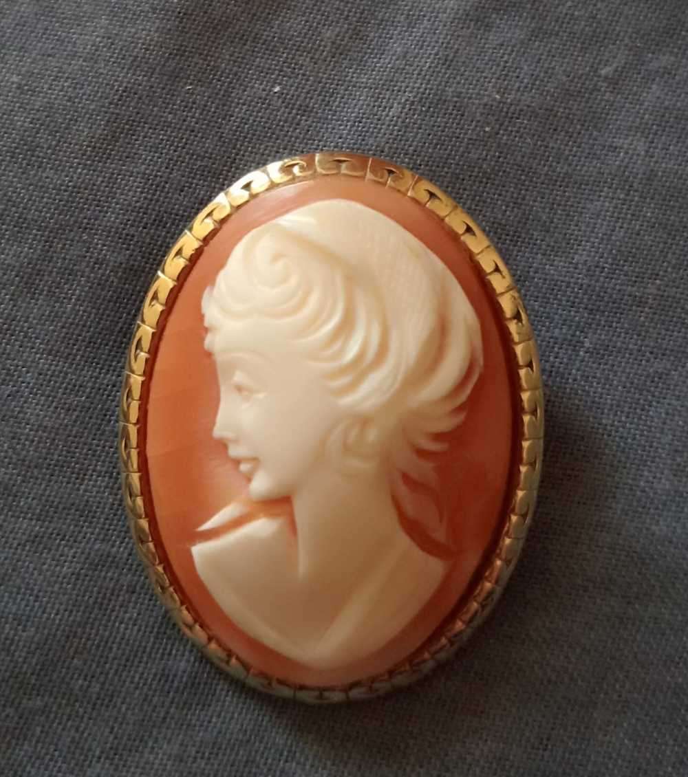 18k yellow gold cameo brooch