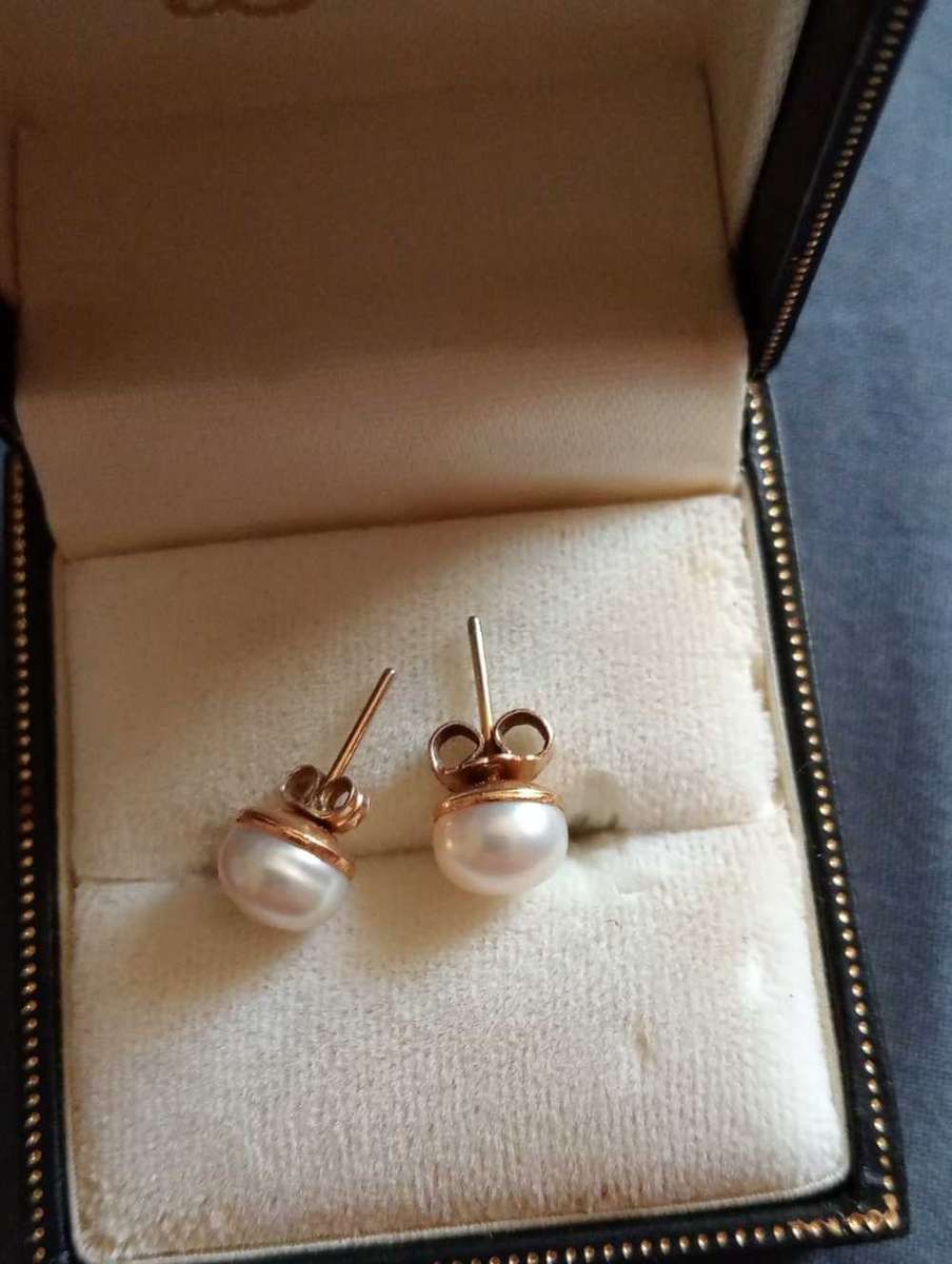 Pearl stud earrings 9k