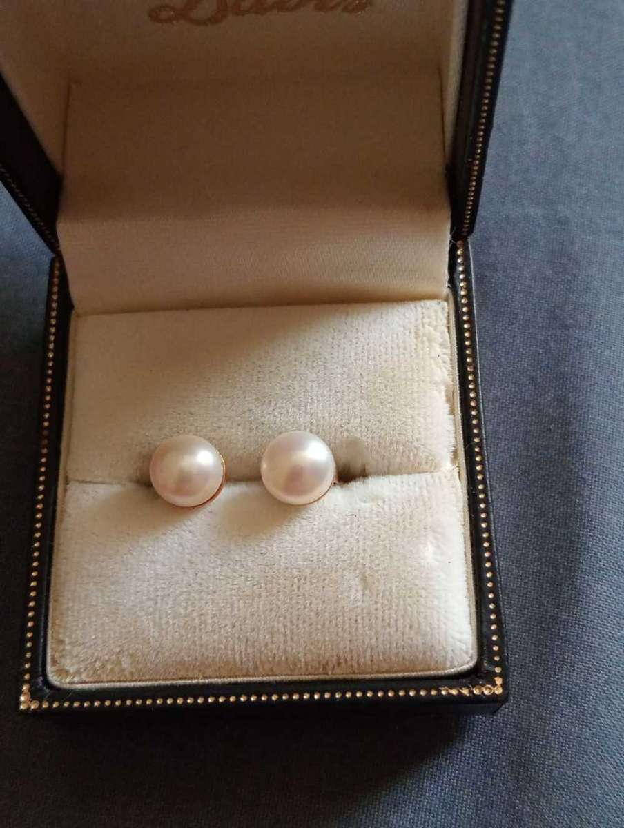 Pearl stud earrings 9k