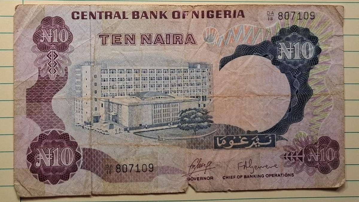 1973-1978 - Nigeria - 10 Naira - Signature: Clement Nyong Isong (CNI) +  - Demonetised Yes - DA18 80