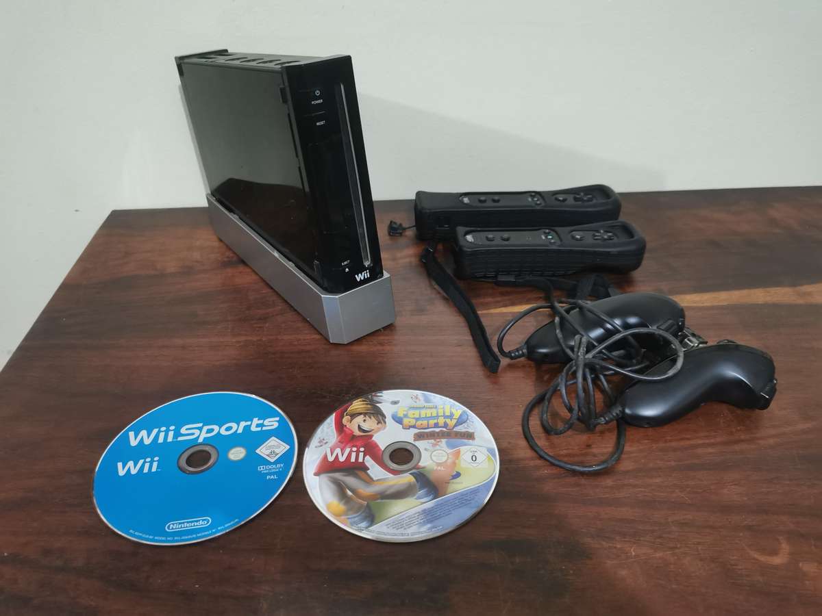 Nintendo Wii Black Console Complete with 2 Games