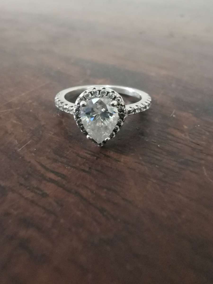 Absolutely Gorgeous Sterling Silver Ring with a Beautiful Design