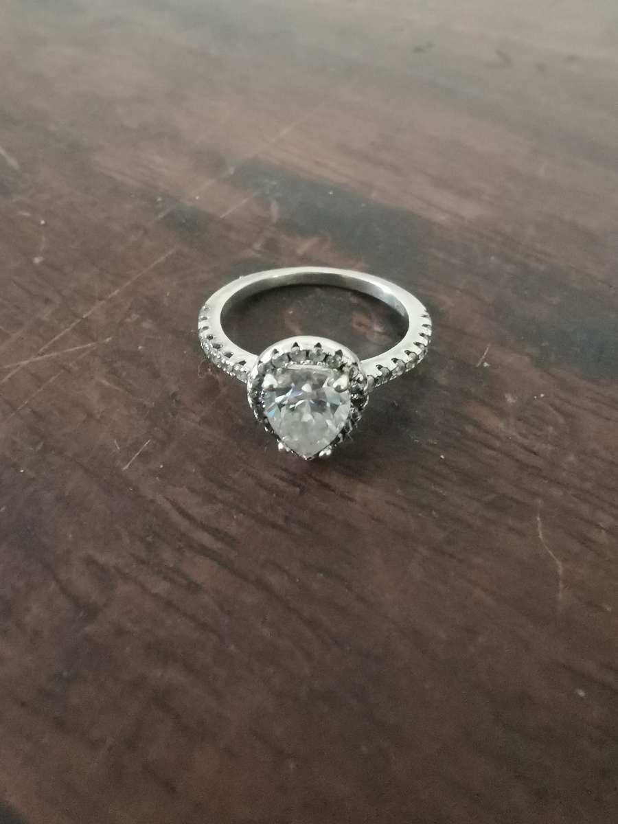 Absolutely Gorgeous Sterling Silver Ring with a Beautiful Design