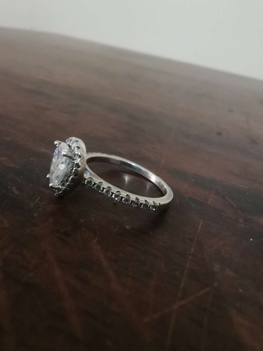 Absolutely Gorgeous Sterling Silver Ring with a Beautiful Design