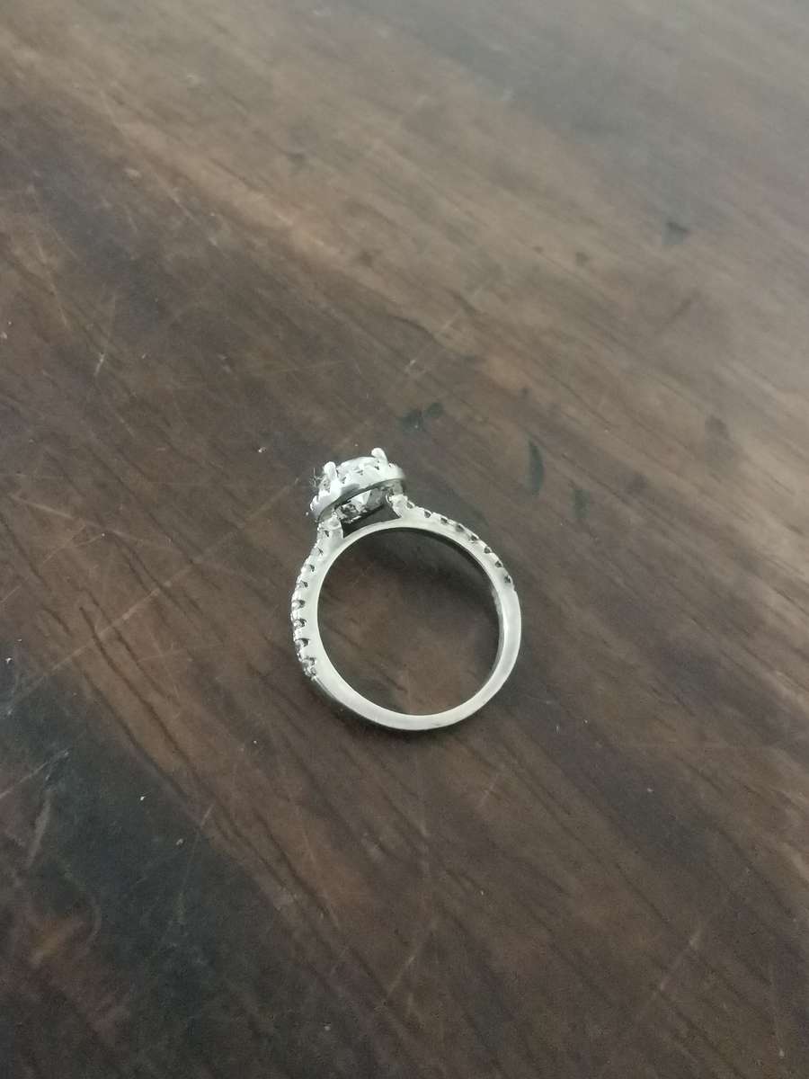 Absolutely Gorgeous Sterling Silver Ring with a Beautiful Design