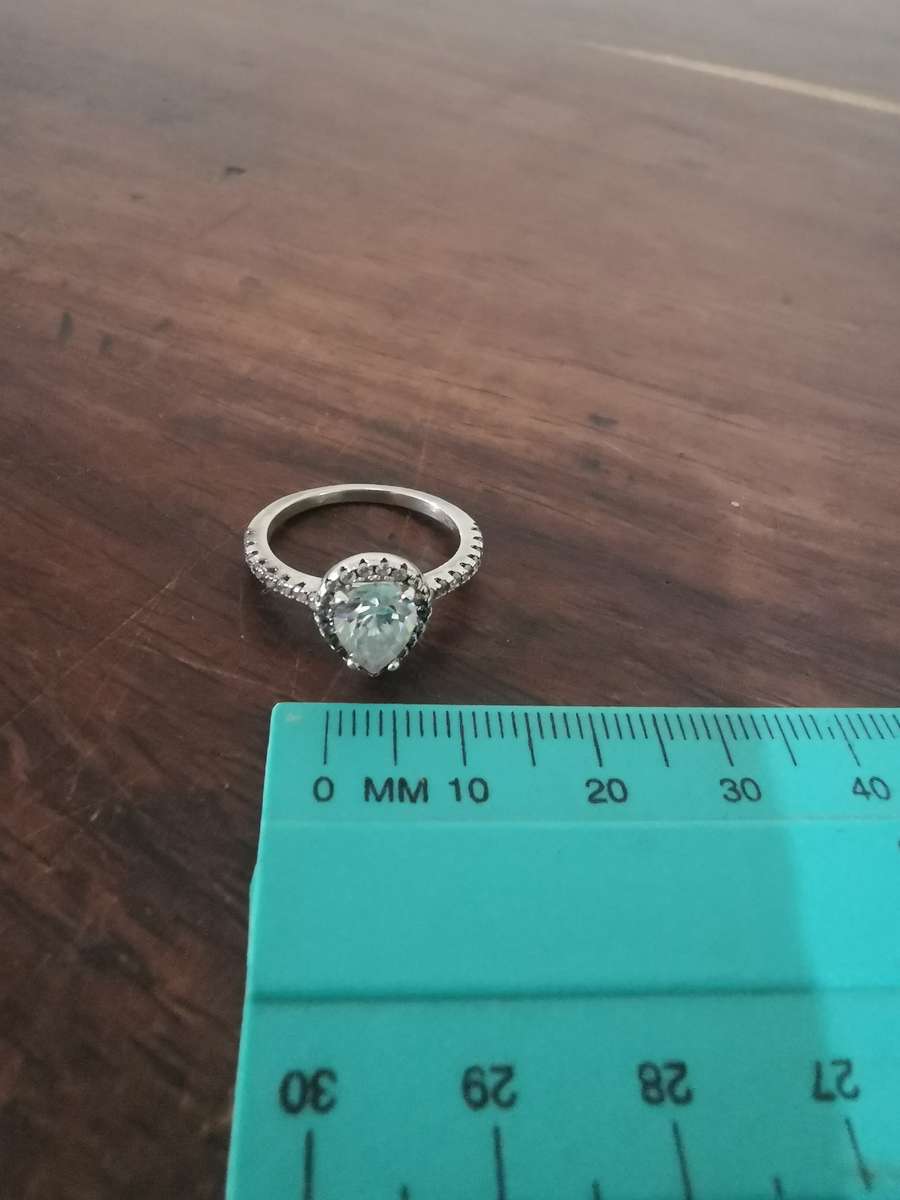 Absolutely Gorgeous Sterling Silver Ring with a Beautiful Design