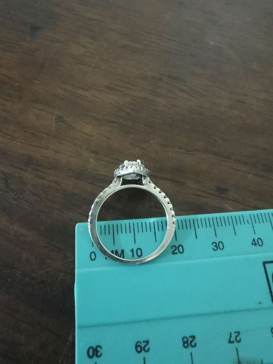 Absolutely Gorgeous Sterling Silver Ring with a Beautiful Design