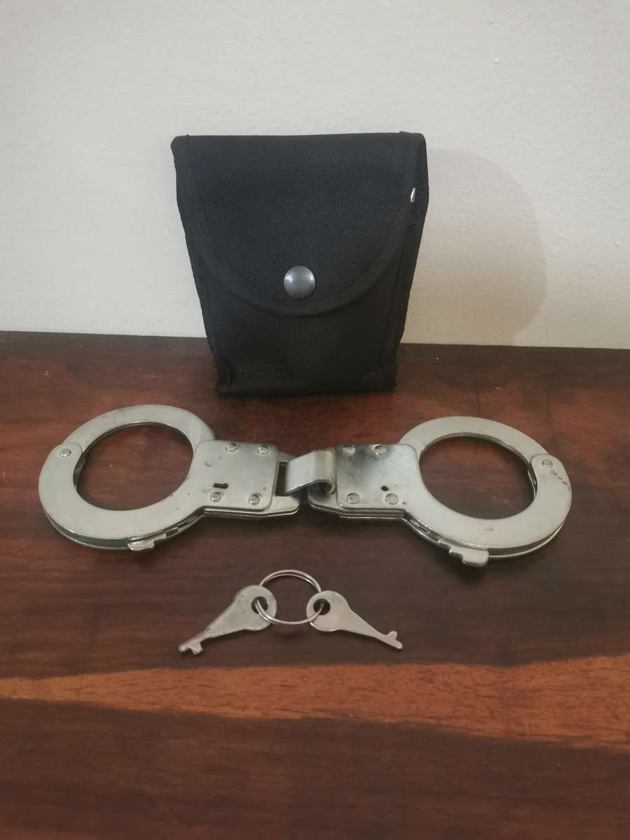 Heavy Duty Handcuffs with Pouch