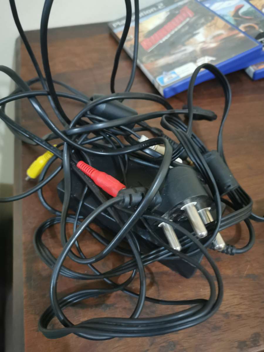 Silver PlayStation 2 Console Complete with x7 Free Games