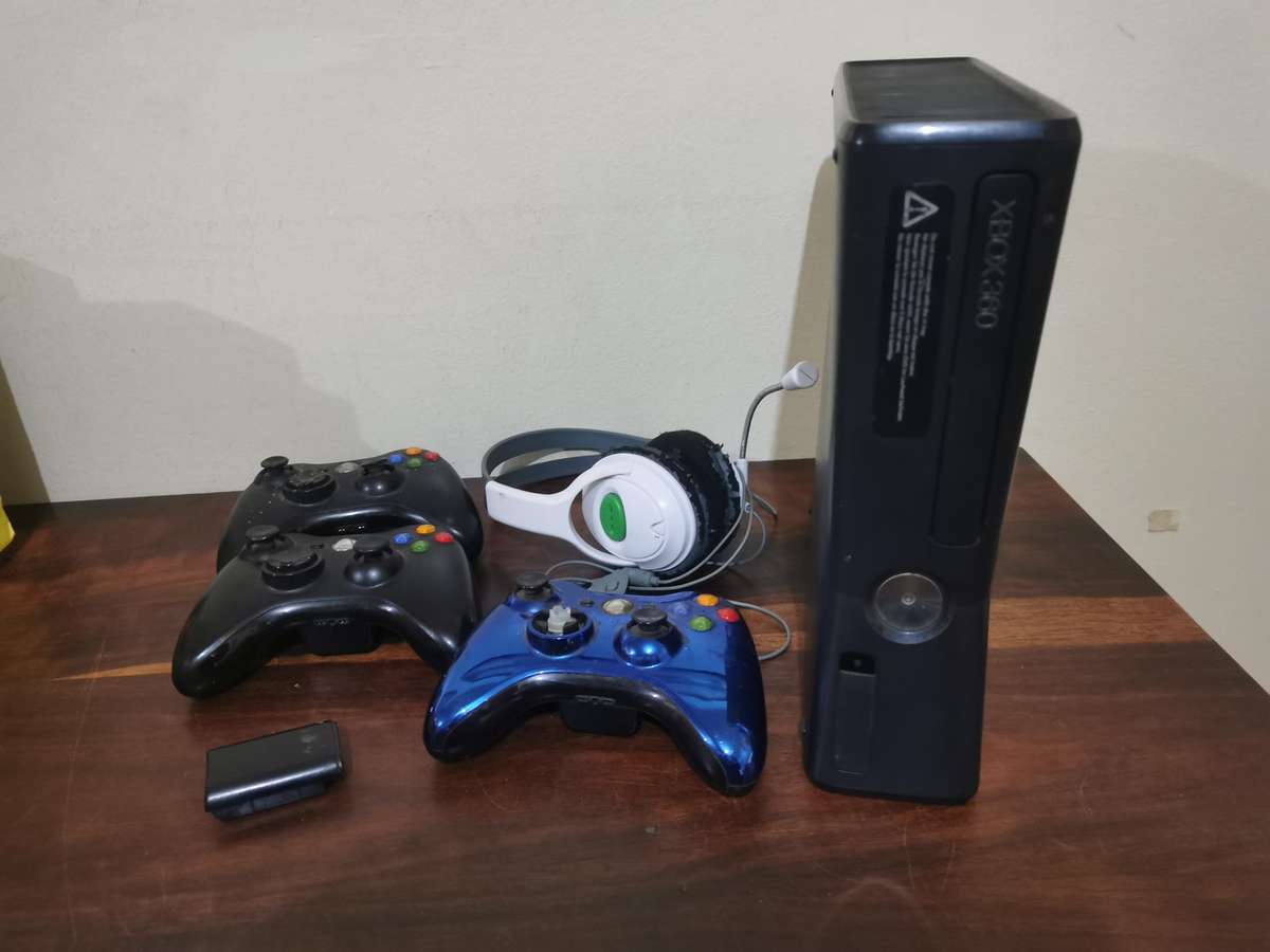 Xbox 360 Console plus Accessories for Spares or Repair